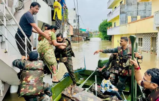 देश के 19 राज्यों में भारी बारिश का अलर्ट, गुजरात में 939 सड़के बंद, बाढ़ में फंसी क्रिकेटर राधा यादव का रेस्क्यू