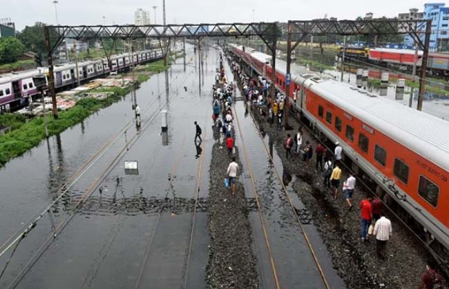 आंध्र में भारी बारिश के कारण रेलवे ट्रैक क्षतिग्रस्त, 30 ट्रेनें रद्द, यात्रियों के लिए हेल्पाइन नंबर जारी