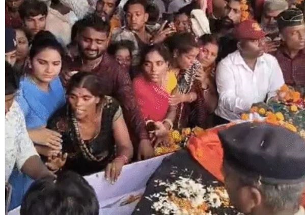 MP: शहीद बेटे का शव देखकर रो पड़े परिजन, कटनी के जवान का राजकीय सम्मान के साथ अंतिम संस्कार, सीएम ने की 1 करोड़ रुपए देने की घोषणा