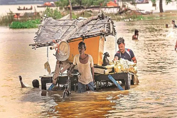 यूपी के 20 जिलों में बाढ़ से हाहाकार, 2000 मंदिर डूबे, सड़कों पर हो रहे मृतकों के अंतिम संस्कार