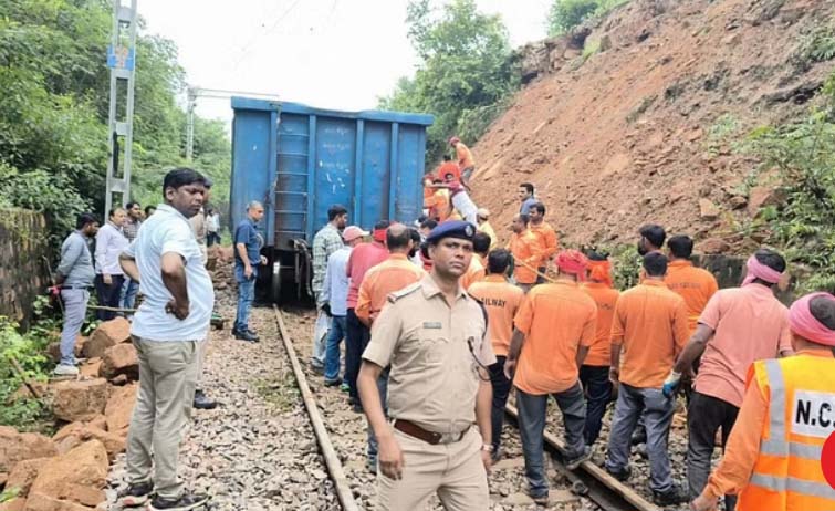 प्रयागराज : पहाड़ से रेलवे ट्रैक पर गिरा मलबा, मालगाड़ी का इंजन पटरी से उतरा, रेल संचालन रुका 