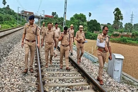 यूपी : गाजीपुर में ट्रेन को गिराने की साजिश, लकड़ी का टुकड़ा इंजन में फंसा, 2 घंटे खड़ी रही ट्रेन