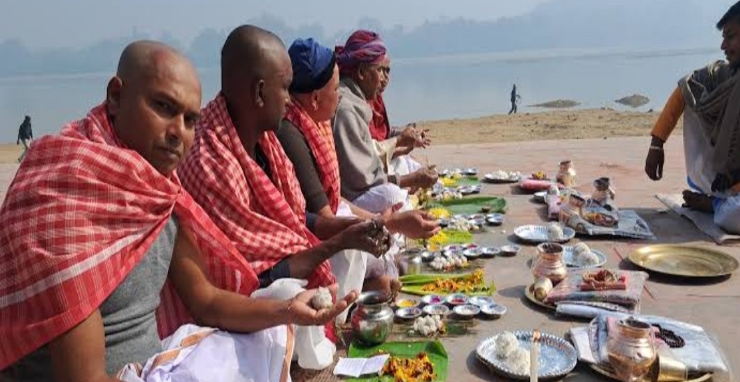 मृत आत्माएं की मोक्ष के लिए बिहार के गया में उमड़ा पिण्ड दानियों का जनसैलाब