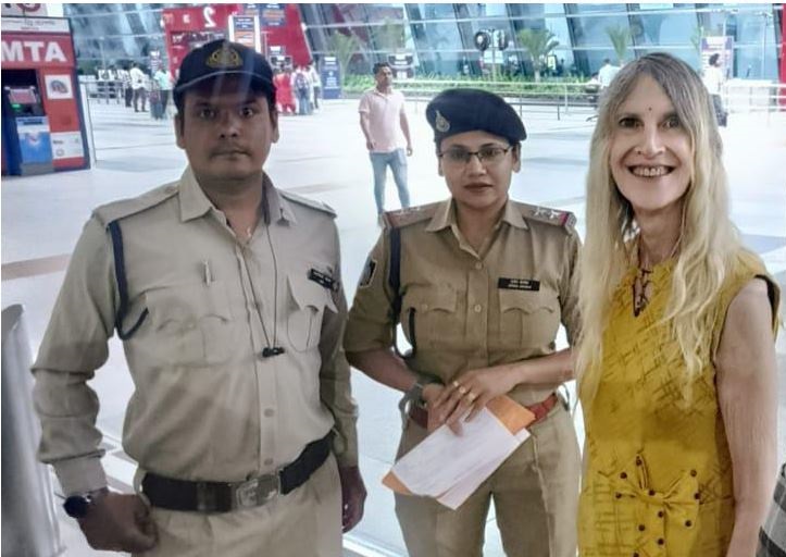 जबलपुर SP की पहल पर विदेशी मूल की महिला की हुई घर वापसी, आर्थिक तंगी के कारण बरगी नगर में रुकी रही