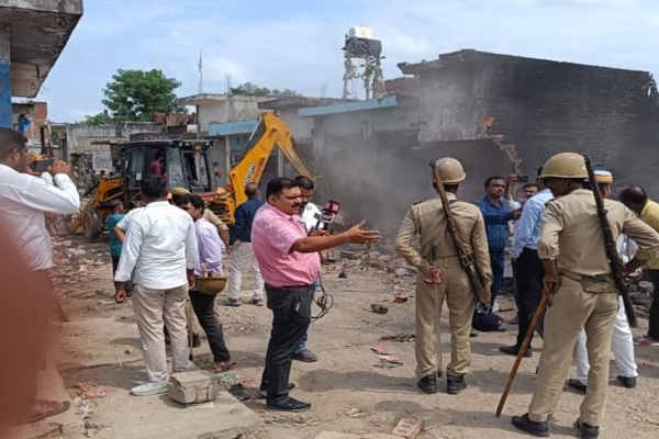 यूपी : अवैध कब्जों पर प्रशासन का एक्शन, 23 मकानों पर चला बुलडोजर, जमींदोज हुए घर