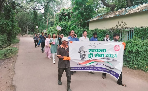 स्वच्छता ही सेवा के तहत जबलपुर रेल मंडल ने रेलवे कॉलोनियों में चलाया घर-घर जनसंपर्क अभियान