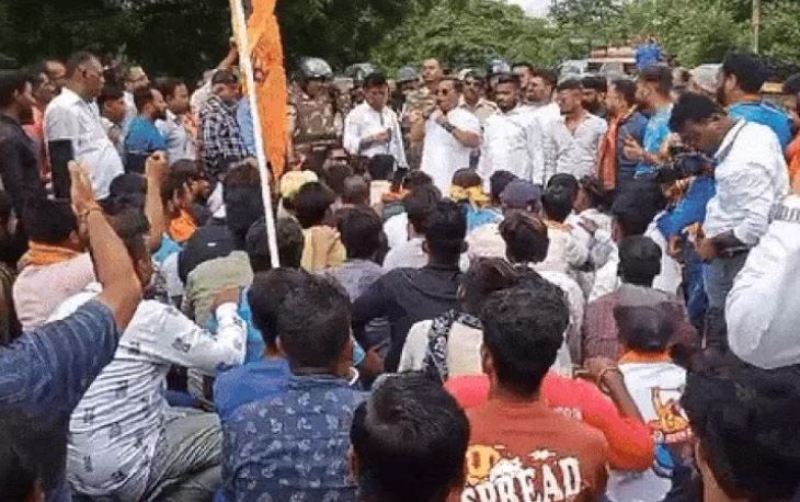 JABALPUR: मस्जिद को लेकर BHP-बजरंग दल कार्यकर्ताओं ने किया हंगामा, कहा गायत्री मंदिर की जमीन पर अतिक्रमण का आरोप