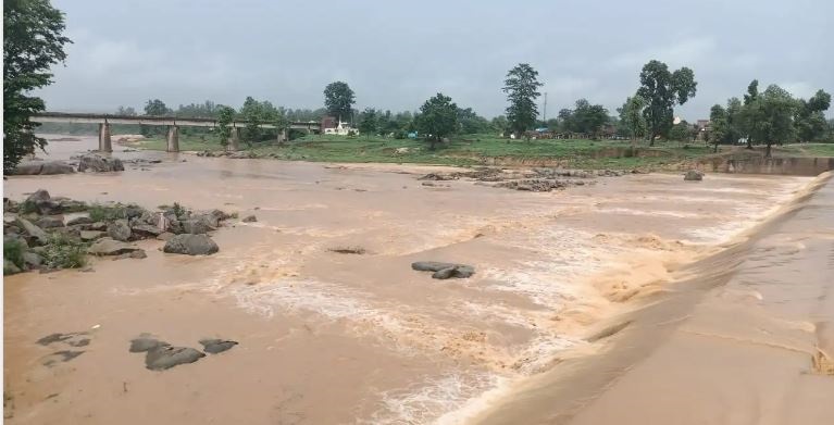 JABALPUR: उफनाती गौर नदी में युवती ने लगाई मौत की छलांग, पारिवारिक विवाद के चलते उठाया कदम, तलाश में जुटी गोताखोर टीम