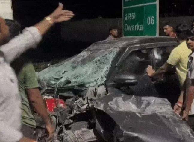 Gujarat: द्वारका सड़क हादसे में 7 की मौत, 14 घायल, अनियंत्रित हुई बस, डिवाइडर पार कर तीन वाहनों को मारी टक्कर