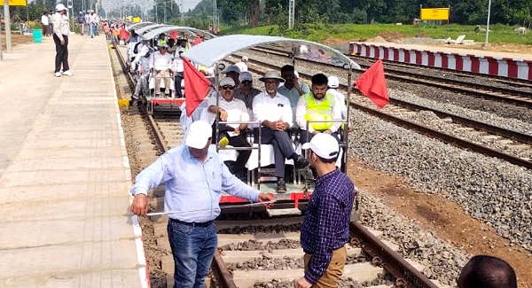 Jabalpur: डबलिंग प्रोजेक्ट के अंतर्गत कमिश्नर रेलवे सेफ्टी द्वारा जोबा-मड़वास ग्राम रेलखंड का निरीक्षण किया