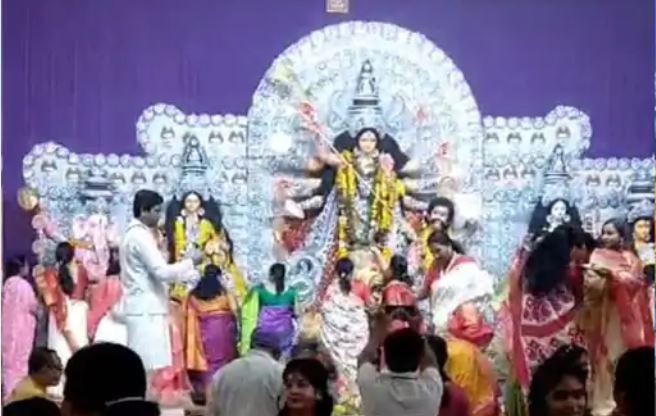 JABALPUR: बंगाली समाज ने दुर्गा मां की पूजा कर एक दूसरे को लगाया सिंदूर, सिटी बंगाली क्लब में भव्यता के साथ मनाया गया दशहरा पर्व