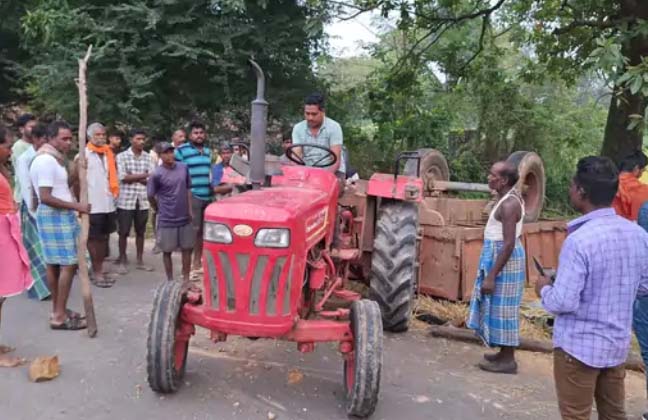 छत्तीसगढ़ में हादसा, ट्रैक्टर पलटने से 3 की मौत, 8 घायल, 2 गंभीर, दशहरा देखकर लौट रहे थे