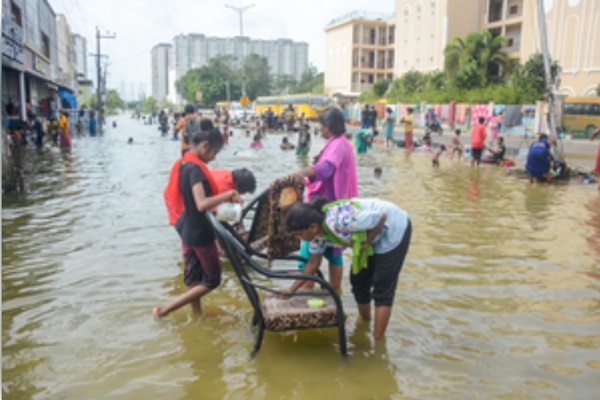 तमिलनाडु : चेन्नई में भारी बारिश का सिलसिला जारी, कई इलाकों में पानी भरने से जनजीवन अस्त-व्यस्त