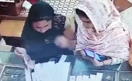 JABALPUR: ज्वेलरी दुकान संचालक को धक्का देकर भागी महिलाएं, 25 जोड़ी चांदी की पायलें, सोने के 20 मोती चोरी..!