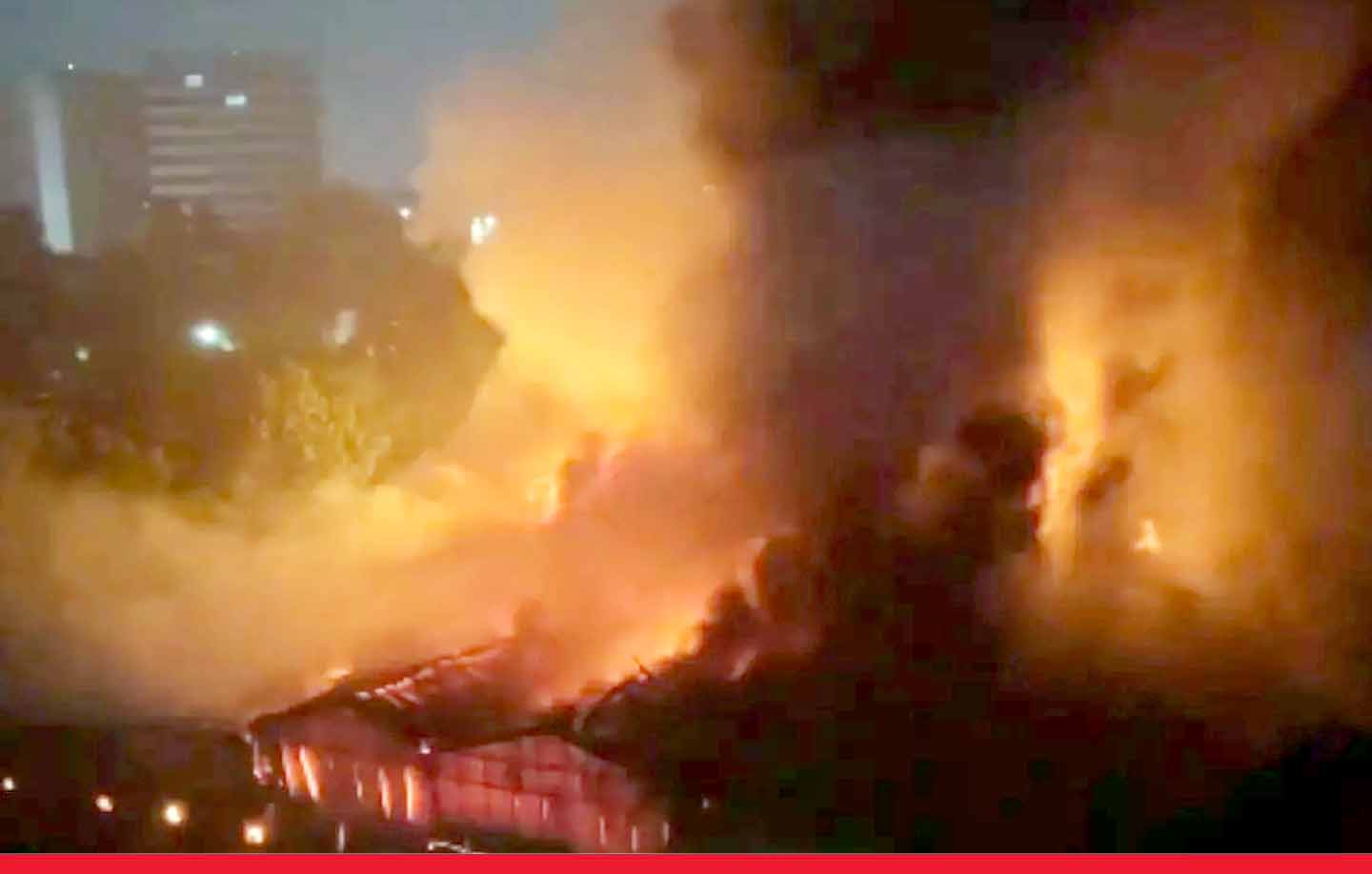 कोलकाता: बिजली के गोदाम में लगी भीषण आग, कई दुकान हो गईं जलकर खाक