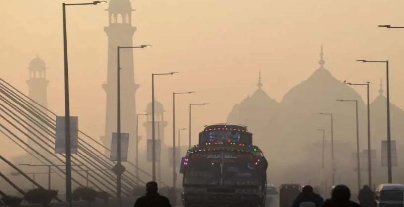 पाकिस्तान का लाहौर शहर बना दुनिया का सबसे प्रदूषित शहर, 700 से ऊपर पहुंचा एक्यूआई