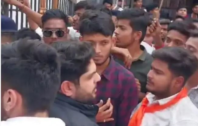 JABALPUR: कालेज परिसर में ABVP ने दो घंटे तक किया प्रदर्शन, बोले केम्पस में छात्रा के साथ रेप हुआ प्रबंधन को पता नही