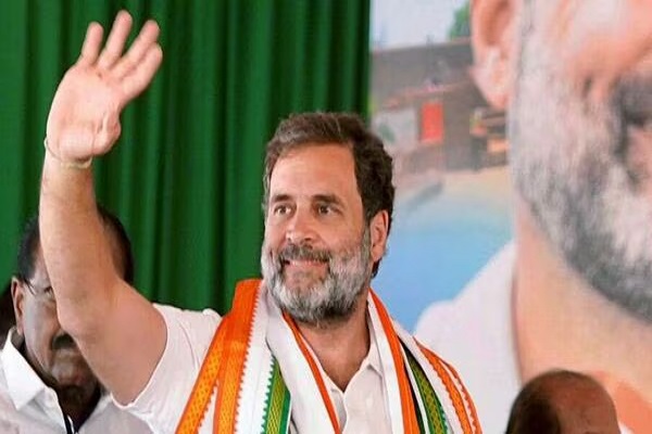 Jharkhand: राहुल गांधी का PM मोदी पर हमला, कहा- बोले- मोदी जी बड़े-बड़े प्लेन में उड़ते हैं, बोझ आम आदमी उठा रहे