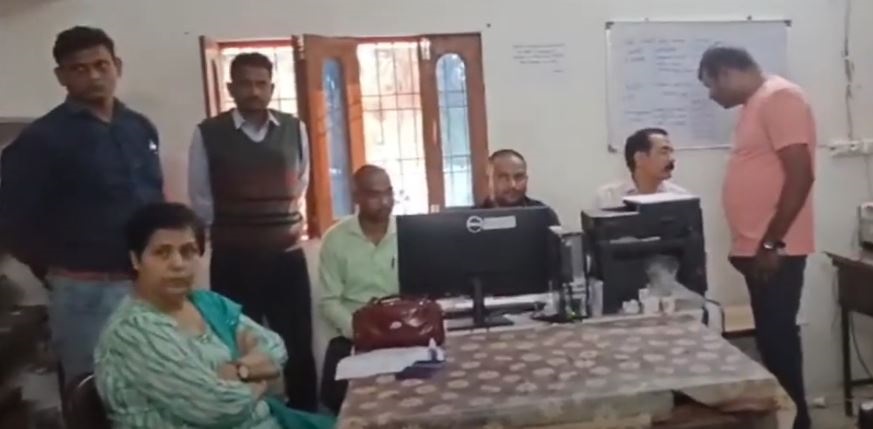 कटनी में रिश्वत ले रहा विद्युत मंडल का AE रंगे हाथ पकड़ा गया