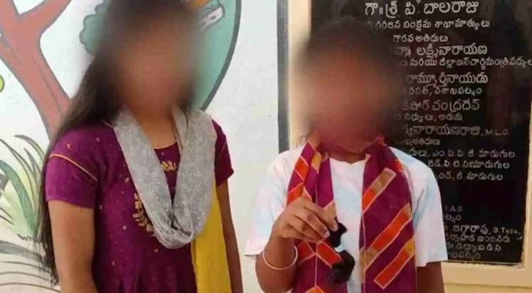 OMG : स्कूल पहुंचने में लेट हुई छात्राएं तो गुस्साई महिला टीचर ने 18 गल्र्स के काट दिये बाल 