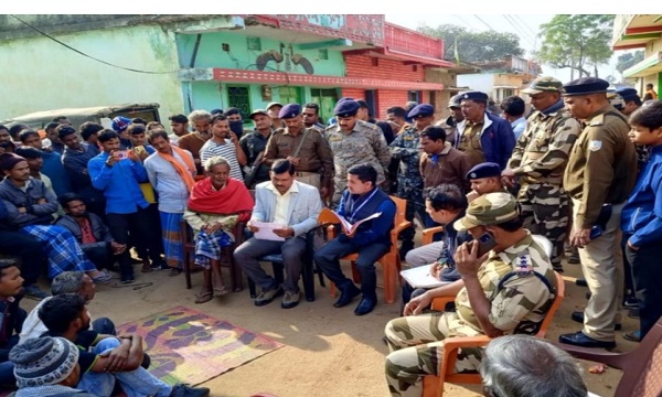 झारखंड में तैंतीस साल से नहीं कट रही थी जमीन की रसीद, ग्रामीणों ने आज किया वोट बहिष्कार तो निकला रास्ता