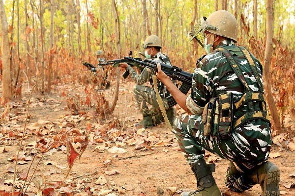 छत्तीसगढ़-तेलंगाना बॉर्डर पर सुरक्षा बलों ने मार गिराए सात नक्सली, एके-47 समेत अन्य हथियार किए बरामद