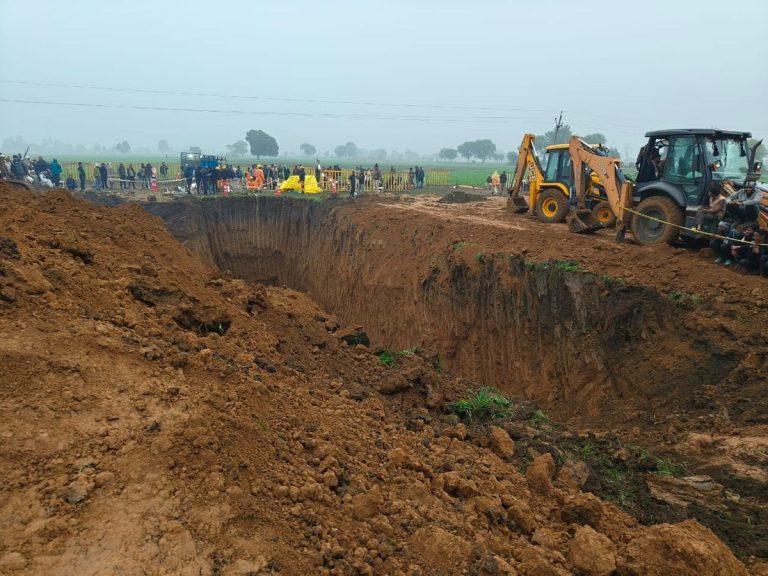 एमपी : 39 फीट नीचे बोरवेल में गिरा बच्चा 16 घंटे बाद सुरक्षित निकाला गया, अस्पताल लेकर गई टीम