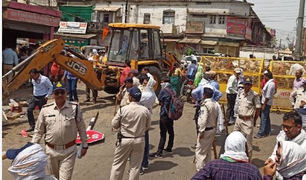 दुर्घटना के बाद एकता चौक से दीनदयाल चौक तक जमे अतिक्रमण हटाए गए