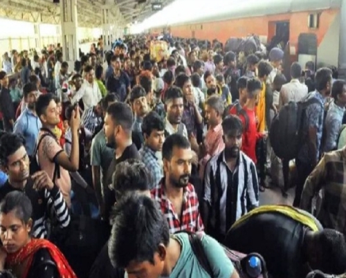 महाकुंभ जाने के लिए उमड़ी भीड़, संपूर्ण क्रांति एक्सप्रेस में रिजर्वेशन वालों को नहीं मिली जगह