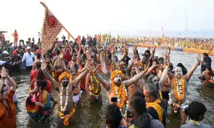 महाकुंभ बसंत पंचमी में अमृत स्नान, त्रिवेणी तट पर उमड़ा जनसैलाब, नागा साधु बने आकर्षण का केंद्र