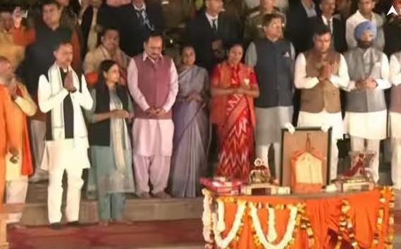 CM रेखा गुप्ता ने अपने मंत्रियों के साथ यमुना की आरती की