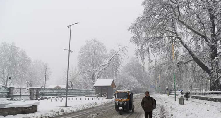 जम्मू-श्रीनगर हाईवे बर्फबारी के 14 घंटे बाद खुला