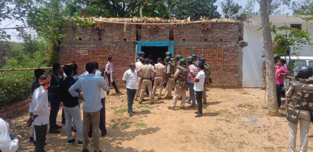 MP: मऊगंज में एक घर के अंदर मिली पिता और दो बच्चों की लाशें