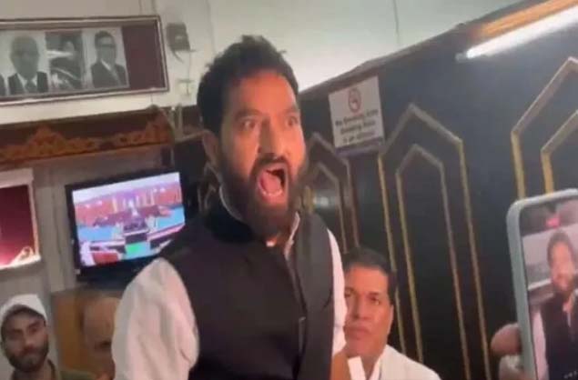 J&K विधानसभा बनी अखाड़ा, भाजपा नेताओं से भिड़ंत में कांच के मेज पर गिरे आप विधायक