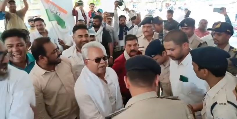 MP: जबलपुर में कांग्रेसजनों ने कलेक्ट्रेट का घेराव कर प्रदर्शन किया