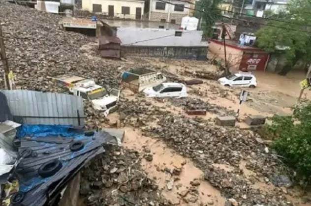 जम्मू-कश्मीर : रामबन में बादल फटने से 3 की मौत, कई गाडिय़ां और घर मलबे में दबे, श्रीनगर हाईवे बंद