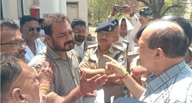 JABALPUR : दागी शिक्षक को ऑब्जर्बर बनाए जाने पर NSUI ने इंजीनियरिंग कालेज में किया हंगामा 