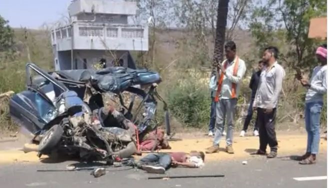 MP: ट्रक से टकराई वेन के परखच्चे उड़े, तीन की मौत