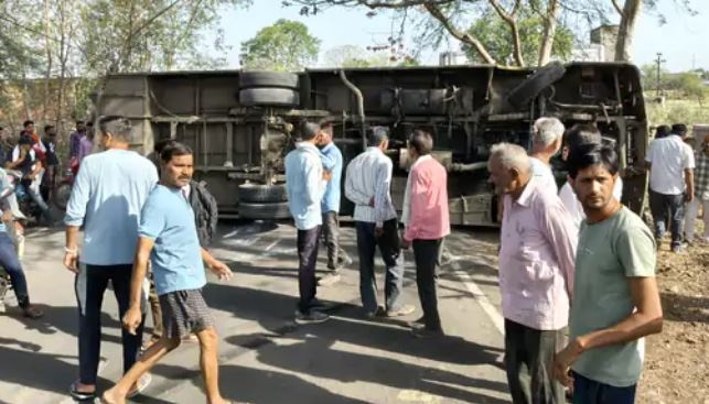 MP: नरसिंहपुर से सागर आ रही बस अनियंत्रित होकर पलटी