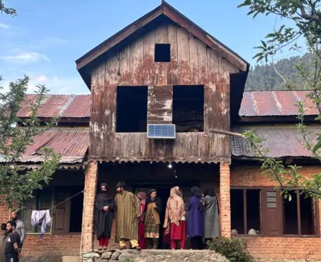 टूरिस्ट गाइड आदिल बोला, ये मेरी हिन्दू बहन है छोड़कर नहीं जाउंगा