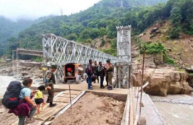 सिक्किम में पर्यटकों पर आई आफत, 1000 लोग मुसीबत में फंसे, भारी बारिश, लैंडस्लाइड से हालात बिगड़े