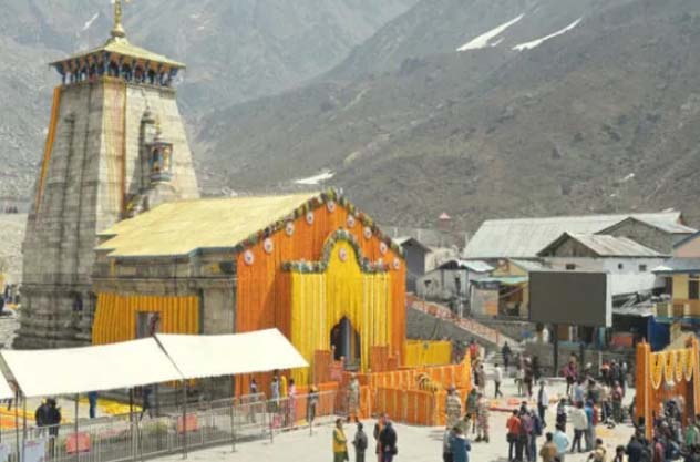 बाबा केदारनाथ धाम के कपाट शुभ मुहूर्त में खोले गए, हेलीकॉप्टर से हुई पुष्पवर्षा, श्रद्धालुओं की भारी भीड़