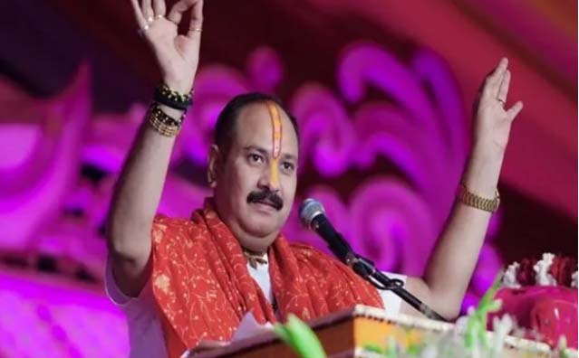 कथावाचक पं. प्रदीप मिश्रा की अजीब सलाह : नाभि ढकी रहेगी तो लड़की सुरक्षित रहेंगी