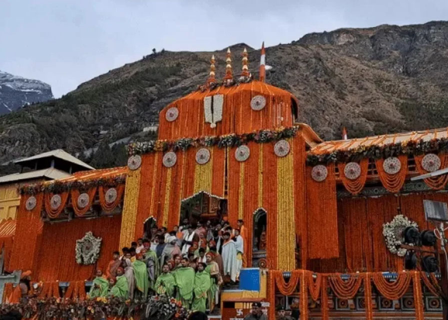 बद्रीनाथ धाम के भी खुले कपाट, 2 घंटे में 10 हजार श्रद्धालु मंदिर पहुंचे, सीएम धामी ने किए दर्शन