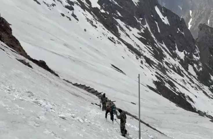 उत्तराखंड: हेमकुंड साहिब के कपाट 25 मई को खुलेंगे, बर्फ काटकर बनाया जा रहा पैदल मार्ग