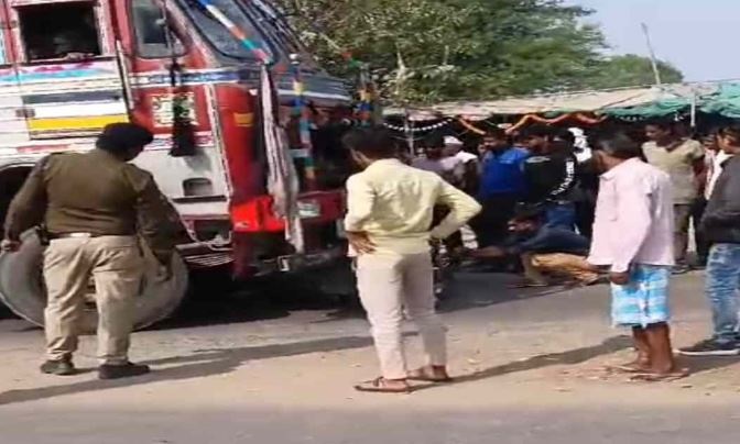 एमपी: ट्रक की टक्कर मोटर साइकल सवार पति-पत्नी, बेटी की मौत