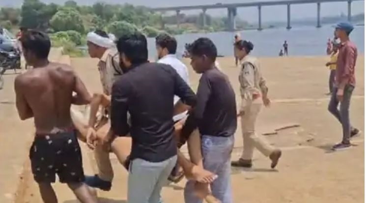 MP : जबलपुर में नर्मदा नदी में डूबने से पुलिस कर्मियों के दो बेटों की मौत, कालीघाट में हादसा, दोस्तों के साथ नहाने पहुंचे थे 