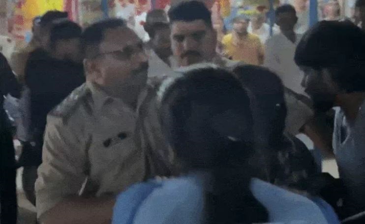 जबलपुर : पत्नी चीखती चिल्लाती रही, पति को टीआई घसीटते हुए ले गया थाना,  बाइक चालान को लेकर उपजा विवाद, गुस्साए ग्रामीणों ने दिया धरना