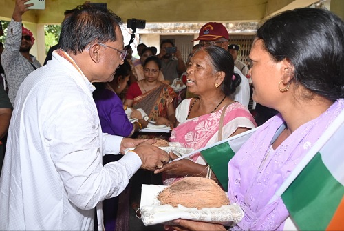रायपुर: मुख्यमंत्री ने तिरंगा यात्रा के अवसर पर शहीदों के परिजनों को शाल और श्रीफल भेंटकर सम्मानित किया