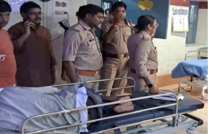 UP : पूजा के लिए पंडाल में बांस लगाते समय फैला करंटपुलिस कर्मी सहित 4 की मौत, तीन अन्य गंभीर घायल